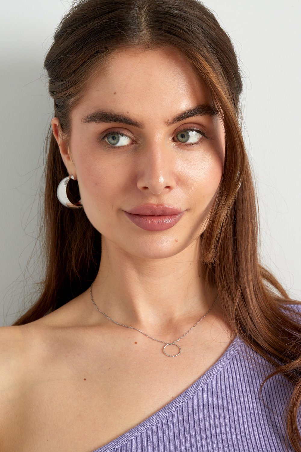 basic necklace with round charm h5Picture2